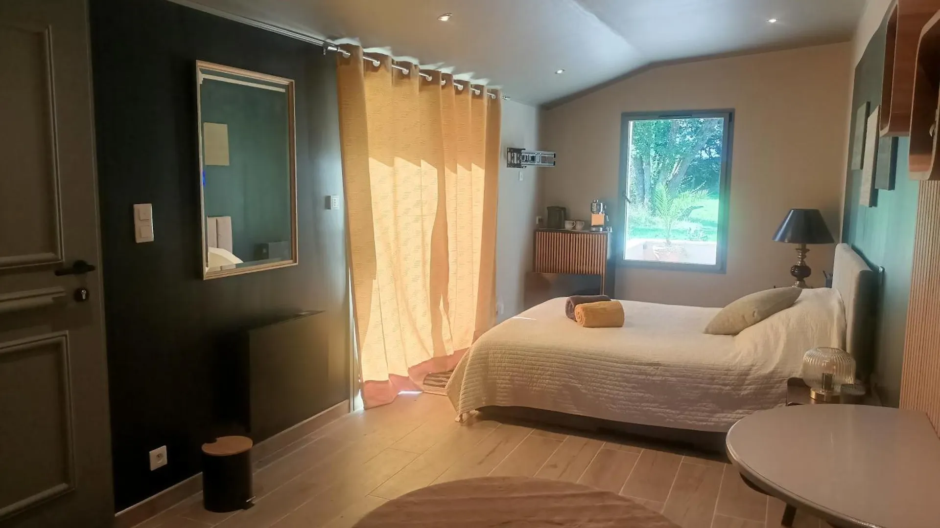 Suite Balneo En Bord De Foret Pouzy-Mesangy 0*,